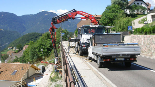 Befestigung eines abrutschgefährdeten Mauerwerks durch Ankerbohrungen (01). Wohnbauzone Huberweide, Ritten (BZ), 2019. Befestigung eines abrutschgefährdeten Mauerwerks durch Ankerbohrungen (01). Wohnbauzone Huberweide, Ritten (BZ), 2019.