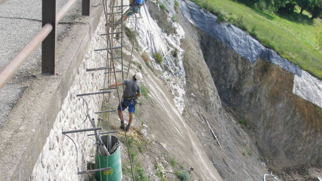 Befestigung eines abrutschgefährdeten Mauerwerks durch Ankerbohrungen (02). Wohnbauzone Huberweide, Ritten (BZ), 2019. Befestigung eines abrutschgefährdeten Mauerwerks durch Ankerbohrungen (02). Wohnbauzone Huberweide, Ritten (BZ), 2019.