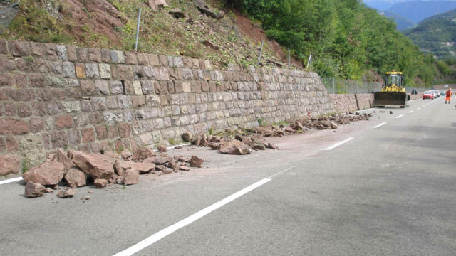 Messa in sicurezza di pareti rocciose e pendii dopo caduta massi: disgaggio di massi instabili (2). SP 73, Renon (BZ), 2014. Messa in sicurezza di pareti rocciose e pendii dopo caduta massi: disgaggio di massi instabili (2). SP 73, Renon (BZ), 2014.