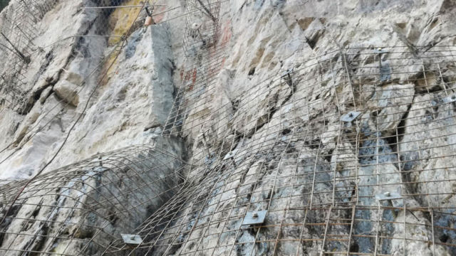 Absicherung der Felsnase und Stabilisierung des Fußes: Erbohrten Felsanker samt Gitter als Vorbereitung für die noch fehlende Spritzbetonschale. Sankt Christina, Gröden (BZ), 2018. Absicherung der Felsnase und Stabilisierung des Fußes: Erbohrten Felsanker samt Gitter als Vorbereitung für die noch fehlende Spritzbetonschale. Sankt Christina, Gröden (BZ), 2018.