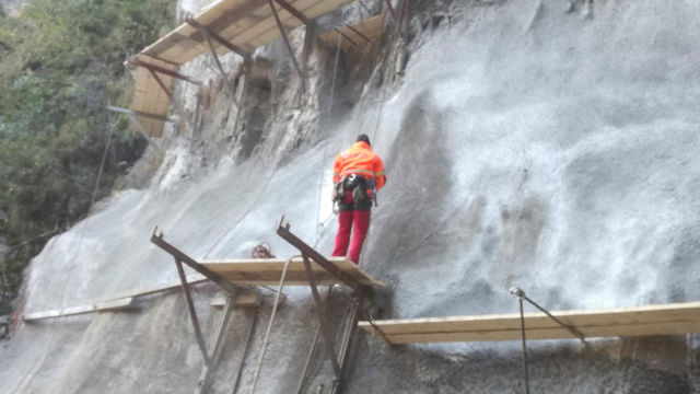 Messa in sicurezza del naso roccioso e stabilizzazione del piede: Impostazione di piattaforme per messa in sicurezza del naso roccioso tramite barbacane. Santa Cristina, Val Gardena (BZ), 2018. Messa in sicurezza del naso roccioso e stabilizzazione del piede: Impostazione di piattaforme per messa in sicurezza del naso roccioso tramite barbacane. Santa Cristina, Val Gardena (BZ), 2018.