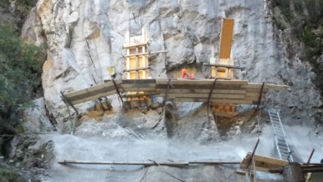 Messa in sicurezza del naso roccioso e stabilizzazione del piede: Le piattaforme e i lavori di casseratura per i barbacani per la sistemazione del pilastro roccioso. Santa Cristina, Val Gardena (BZ), 2018. Messa in sicurezza del naso roccioso e stabilizzazione del piede: Le piattaforme e i lavori di casseratura per i barbacani per la sistemazione del pilastro roccioso. Santa Cristina, Val Gardena (BZ), 2018.