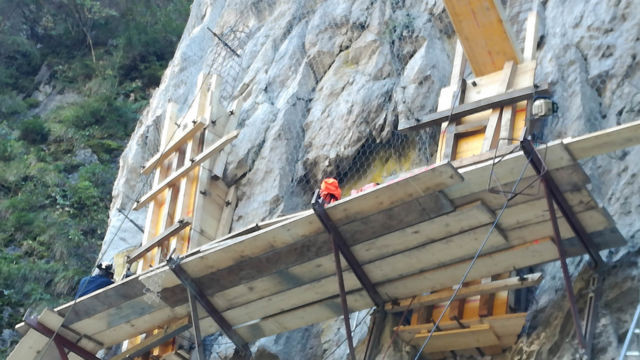 Absicherung der Felsnase und Stabilisierung des Fußes: Plattformen und Stützpfeiler-Schalungen; diese werden einseitig geschalt, bewehrt und mit Beton ausgegossen. Sankt Christina, Gröden (BZ), 2018. Absicherung der Felsnase und Stabilisierung des Fußes: Plattformen und Stützpfeiler-Schalungen; diese werden einseitig geschalt, bewehrt und mit Beton ausgegossen. Sankt Christina, Gröden (BZ), 2018.