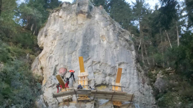 Absicherung der Felsnase und Stabilisierung des Fußes: Plattformen und Stützpfeiler-Schalungen; zum Giessen der Pfeiler wird Beton mittels Hubschrauber antransportiert. Sankt Christina, Gröden (BZ), 2018. Absicherung der Felsnase und Stabilisierung des Fußes: Plattformen und Stützpfeiler-Schalungen; zum Giessen der Pfeiler wird Beton mittels Hubschrauber antransportiert. Sankt Christina, Gröden (BZ), 2018.