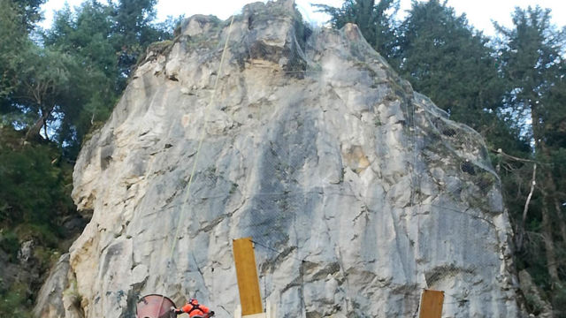 Absicherung der Felsnase und Stabilisierung des Fußes (Detail): Plattformen und Stützpfeiler-Schalungen; zum Giessen der Pfeiler wird Beton mittels Hubschrauber antransportiert. Sankt Christina, Gröden (BZ), 2018. Absicherung der Felsnase und Stabilisierung des Fußes (Detail): Plattformen und Stützpfeiler-Schalungen; zum Giessen der Pfeiler wird Beton mittels Hubschrauber antransportiert. Sankt Christina, Gröden (BZ), 2018.