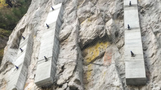 Messa in sicurezza del naso roccioso e stabilizzazione del piede: protezione ultimata con realizzazione di pilastri/travi in calcestruzzo sul naso roccioso. Santa Cristina, Val Gardena (BZ), 2018. Messa in sicurezza del naso roccioso e stabilizzazione del piede: protezione ultimata con realizzazione di pilastri/travi in calcestruzzo sul naso roccioso. Santa Cristina, Val Gardena (BZ), 2018.