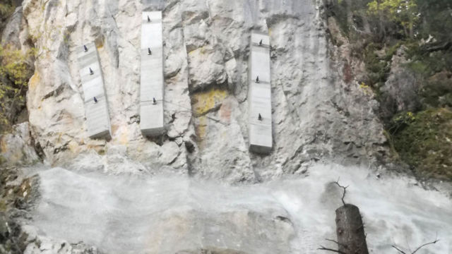 Messa in sicurezza del naso roccioso e stabilizzazione del piede: protezione ultimata con realizzazione di pilastri in calcestruzzo sul naso roccioso, trave in calcestruzzo alla base, e rivestimento con rete zincata nella parte superiore della parete rocciosa per la sicurezza delle maestranze. Santa Cristina, Val Gardena (BZ), 2018. Messa in sicurezza del naso roccioso e stabilizzazione del piede: protezione ultimata con realizzazione di pilastri in calcestruzzo sul naso roccioso, trave in calcestruzzo alla base, e rivestimento con rete zincata nella parte superiore della parete rocciosa per la sicurezza delle maestranze. Santa Cristina, Val Gardena (BZ), 2018.