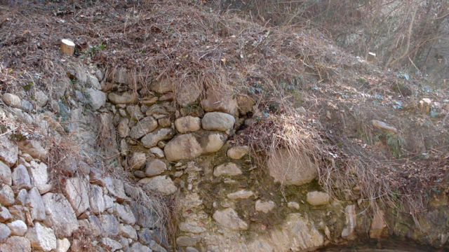 Geländesanierung: Durch einen Hangrutsch wurde das Trockenmauerwerk am sogenannten „Knappenloch“ von Schloss Tirol beschädigt. Dorf Tirol (BZ), 2012. Geländesanierung: Durch einen Hangrutsch wurde das Trockenmauerwerk am sogenannten „Knappenloch“ von Schloss Tirol beschädigt. Dorf Tirol (BZ), 2012.