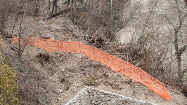 Geländesanierung: Der Hang wurde gesichert und entwässert, die Trockenmauer wurde saniert. „Knappenloch“, Schloss Tirol, Dorf Tirol (BZ), 2012. Geländesanierung: Der Hang wurde gesichert und entwässert, die Trockenmauer wurde saniert. „Knappenloch“, Schloss Tirol, Dorf Tirol (BZ), 2012.