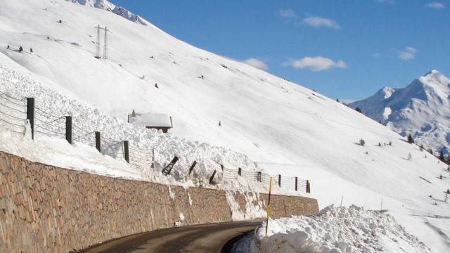 Wiederherstellung einer Lawinenschutzverbauung am Jaufenpass: Der Schutzzaun wurde durch die Wucht einer Lawine zerstört. SS 44, Jaufenpass (BZ), 2008. Wiederherstellung einer Lawinenschutzverbauung am Jaufenpass: Der Schutzzaun wurde durch die Wucht einer Lawine zerstört. SS 44, Jaufenpass (BZ), 2008.