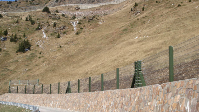 Wiederherstellung einer Lawinenschutzverbauung am Jaufenpass: Der Schutzzaun wurde von uns wiederhergestellt. SS 44, Jaufenpass (BZ), Sommer 2009. Wiederherstellung einer Lawinenschutzverbauung am Jaufenpass: Der Schutzzaun wurde von uns wiederhergestellt. SS 44, Jaufenpass (BZ), Sommer 2009.