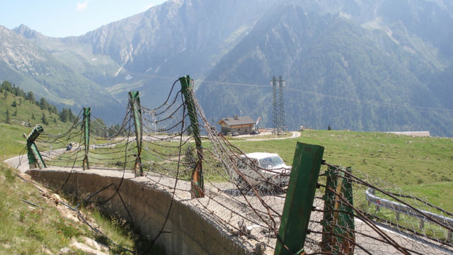 Wiederherstellung einer Lawinenschutzverbauung am Jaufenpass: Der Schutzzaun wurde durch die Wucht einer Lawine zerstört. SS 44, Jaufenpass (BZ), Frühjahr 2009. Wiederherstellung einer Lawinenschutzverbauung am Jaufenpass: Der Schutzzaun wurde durch die Wucht einer Lawine zerstört. SS 44, Jaufenpass (BZ), Frühjahr 2009.