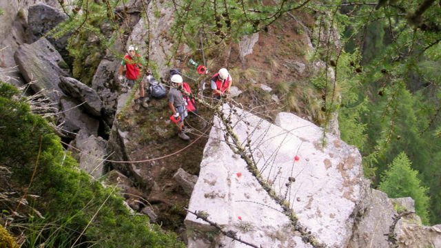 Sprengen eines Einzelblocks im schwer zugänglichen Gelände: Einrichten der Baustelle und Definition der Bohrpunkte durch den Sprengmeister (2). Meraner Höhenweg, Naturns (BZ), 2016. Sprengen eines Einzelblocks im schwer zugänglichen Gelände: Einrichten der Baustelle und Definition der Bohrpunkte durch den Sprengmeister (2). Meraner Höhenweg, Naturns (BZ), 2016.
