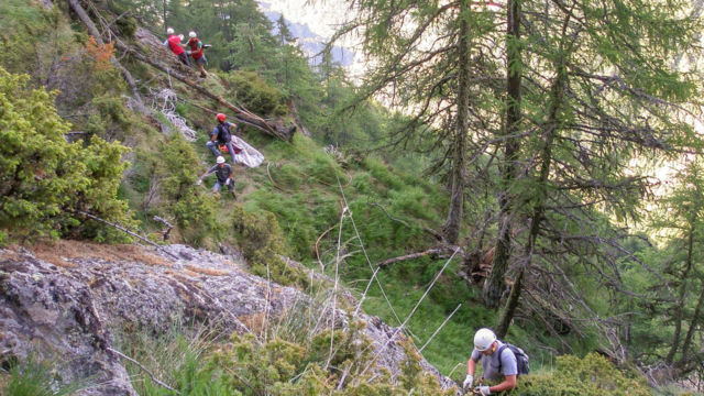 Sprengen eines Einzelblocks im schwer zugänglichen Gelände: Einrichten der Baustelle und Definition der Bohrpunkte durch den Sprengmeister (1). Meraner Höhenweg, Naturns (BZ), 2016. Sprengen eines Einzelblocks im schwer zugänglichen Gelände: Einrichten der Baustelle und Definition der Bohrpunkte durch den Sprengmeister (1). Meraner Höhenweg, Naturns (BZ), 2016.