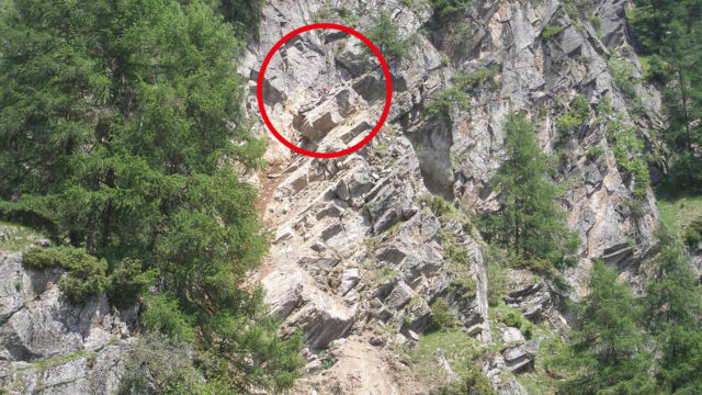 Esplosione di un blocco singolo in posizione decisamente impervia. Alta Via di Merano, Naturno (BZ), 2016. Sprengen eines Esplosione di un blocco singolo in posizione decisamente impervia. Alta Via di Merano, Naturno (BZ), 2016. im schwer zugänglichen Gelände. Meraner Höhenweg, Naturns (BZ), 2016.