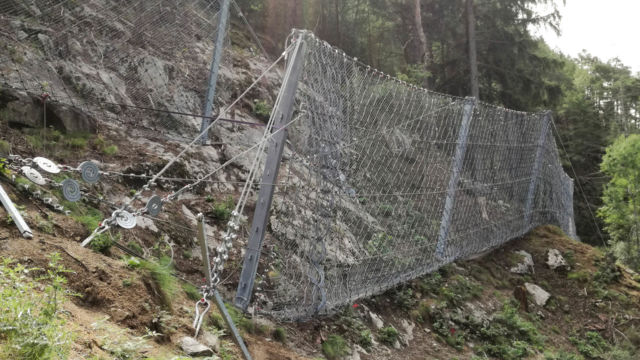 Impostazione ultimata delle barriere paramassi elastiche sopra l'A22 a Fortezza (BZ): due tratte ad assorbimento di energia di 2000KJ, una tratta ad assorbimento di energia da 3000KJ; gli ancoraggi laterali con i sistemi frenanti e i pannelli tra i montanti. Impostazione ultimata delle barriere paramassi elastiche sopra l'A22 a Fortezza (BZ): due tratte ad assorbimento di energia di 2000KJ, una tratta ad assorbimento di energia da 3000KJ; gli ancoraggi laterali con i sistemi frenanti e i pannelli tra i montanti.